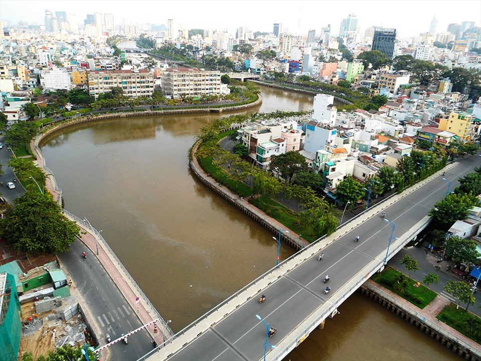 Kênh Nhiêu Lộc - Thị Nghè một thời được mệnh danh là dòng kênh bẩn nhất Sài Gòn với những căn nhà ổ chuột, nay khang trang với 2 tuyến đường Hoàng Sa và Trường Sa sạch đẹp chạy dọc suốt 2 bờ kênh.
