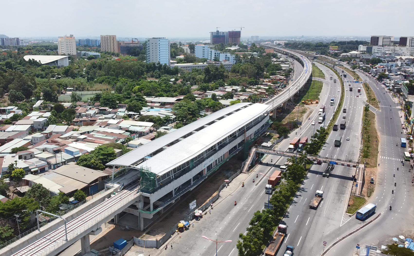 Tuyến Metro số 1 Bến Thành - Suối Tiên chạy qua Xa lộ Hà Nội cũng góp phần thúc đẩy giao thông cửa ngõ phía Đông thành phố phát triển. Nếu mọi việc thuận lợi, chỉ cuối năm sau, tuyến metro đầu tiên của TPHCM sẽ đưa vào khai thác thương mại, giúp chuyện đi lại của người dân dễ dàng hơn.          Tuyến Metro số 1 Bến Thành - Suối Tiên chạy qua Xa lộ Hà Nội cũng góp phần thúc đẩy giao thông cửa ngõ phía Đông thành phố phát triển. Nếu mọi việc thuận lợi, chỉ cuối năm sau, tuyến metro đầu tiên của TPHCM sẽ đưa vào khai thác thương mại, giúp chuyện đi lại của người dân dễ dàng hơn. Tuyến Metro số 1 Bến Thành - Suối Tiên chạy qua Xa lộ Hà Nội cũng góp phần thúc đẩy giao thông cửa ngõ phía Đông thành phố phát triển. Nếu mọi việc thuận lợi, chỉ cuối năm sau, tuyến metro đầu tiên của TPHCM sẽ đưa vào khai thác thương mại, giúp chuyện đi lại của người dân dễ dàng hơn.