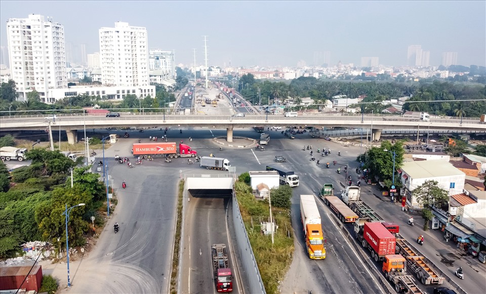 Nút giao Mỹ Thuỷ (Thành phố Thủ Đức) đã hoàn thành giai đoạn một với tổng vốn 840 tỉ đồng gồm các hạng mục: cầu Kỳ Hà 3 dài 75 m (4 làn xe); hầm chui rẽ trái từ đường vành đai 2 đi cảng Cát Lái dài 505 m (2 làn xe), cầu vượt trên đường vành đai 2 (4 làn xe). Sau khi giai đoạn hai dự án với kinh phí hơn 1.430 tỉ đồng hoàn tất, toàn bộ công trình nút giao sẽ giúp giảm kẹt xe, tai nạn, tăng khả năng chuyên chở ở khu vực cảng Cát Lái - cảng đứng đầu cả nước về sản lượng vận chuyển hàng hóa với khoảng 19.000 lượt xe ra vào mỗi ngày.