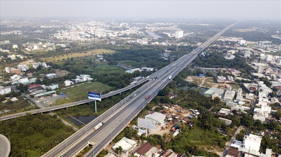 Còn mạng lưới giao thông kết nối liên vùng có điểm nhất là tuyến cao tốc TPHCM – Long Thành – Dầu Giây có chiều dài 55km sở hữu 4 làn hiện hữu và sắp tới sẽ được mở rộng lên 8 làn xe. Đây là tuyến đường bộ cao tốc nằm trong tuyến đường bộ cao tốc phía Đông thuộc quy hoạch mạng lưới đường cao tốc Việt Nam từ TPHCM nối quốc lộ 51, sân bay quốc tế Long Thành và quốc lộ 1A. Còn mạng lưới giao thông kết nối liên vùng có điểm nhất là tuyến cao tốc TPHCM – Long Thành – Dầu Giây có chiều dài 55km sở hữu 4 làn hiện hữu và sắp tới sẽ được mở rộng lên 8 làn xe. Đây là tuyến đường bộ cao tốc nằm trong tuyến đường bộ cao tốc phía Đông thuộc quy hoạch mạng lưới đường cao tốc Việt Nam từ TPHCM nối quốc lộ 51, sân bay quốc tế Long Thành và quốc lộ 1A. Còn mạng lưới giao thông kết nối liên vùng có điểm nhất là tuyến cao tốc TPHCM – Long Thành – Dầu Giây có chiều dài 55km sở hữu 4 làn hiện hữu và sắp tới sẽ được mở rộng lên 8 làn xe. Đây là tuyến đường bộ cao tốc nằm trong tuyến đường bộ cao tốc phía Đông thuộc quy hoạch mạng lưới đường cao tốc Việt Nam từ TPHCM nối quốc lộ 51, sân bay quốc tế Long Thành và quốc lộ 1A. Còn mạng lưới giao thông kết nối liên vùng có điểm nhất là tuyến cao tốc TPHCM – Long Thành – Dầu Giây có chiều dài 55km sở hữu 4 làn hiện hữu và sắp tới sẽ được mở rộng lên 8 làn xe. Đây là tuyến đường bộ cao tốc nằm trong tuyến đường bộ cao tốc phía Đông thuộc quy hoạch mạng lưới đường cao tốc Việt Nam từ TPHCM nối quốc lộ 51, sân bay quốc tế Long Thành và quốc lộ 1A. Còn mạng lưới giao thông kết nối liên vùng có điểm nhất là tuyến cao tốc TPHCM – Long Thành – Dầu Giây có chiều dài 55km sở hữu 4 làn hiện hữu và sắp tới sẽ được mở rộng lên 8 làn xe. Đây là tuyến đường bộ cao tốc nằm trong tuyến đường bộ cao tốc phía Đông thuộc quy hoạch mạng lưới đường cao tốc Việt Nam từ TPHCM nối quốc lộ 51, sân bay quốc tế Long Thành và quốc lộ 1A. Còn mạng lưới giao thông kết nối liên vùng có điểm nhất là tuyến cao tốc TPHCM – Long Thành – Dầu Giây có chiều dài 55km sở hữu 4 làn hiện hữu và sắp tới sẽ được mở rộng lên 8 làn xe. Đây là tuyến đường bộ cao tốc nằm trong tuyến đường bộ cao tốc phía Đông thuộc quy hoạch mạng lưới đường cao tốc Việt Nam từ TPHCM nối quốc lộ 51, sân bay quốc tế Long Thành và quốc lộ 1A. Còn mạng lưới giao thông kết nối liên vùng có điểm nhất là tuyến cao tốc TPHCM – Long Thành – Dầu Giây có chiều dài 55km sở hữu 4 làn hiện hữu và sắp tới sẽ được mở rộng lên 8 làn xe. Đây là tuyến đường bộ cao tốc nằm trong tuyến đường bộ cao tốc phía Đông thuộc quy hoạch mạng lưới đường cao tốc Việt Nam từ TPHCM nối quốc lộ 51, sân bay quốc tế Long Thành và quốc lộ 1A.