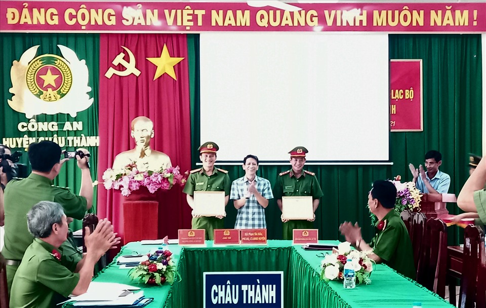Chủ tịch UBND huyện Châu Thành khen thưởng nóng cho 2 tập thể công an phá nhanh án “giết người“. Ảnh: Thanh Dự
