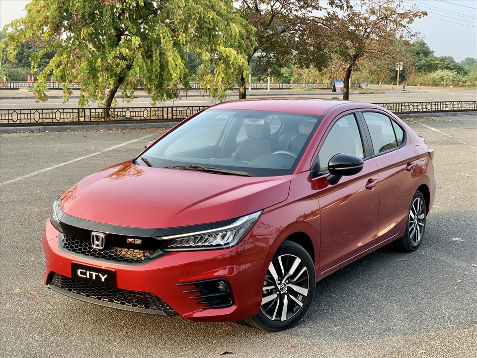 Sở hữu mức giá cao nhất trong 3 mẫu xe là Honda City bản G có giá 529 triệu đồng. Honda City được coi là một mẫu xe quen thuộc với người tiêu dùng Việt Nam khi luôn đứng trong top những mẫu xe bán chạy hàng tháng. Tuy nhiên những tháng trở lại đây doanh số của mẫu xe này giảm xuống do khách hàng chờ Honda City. Ảnh: KL.