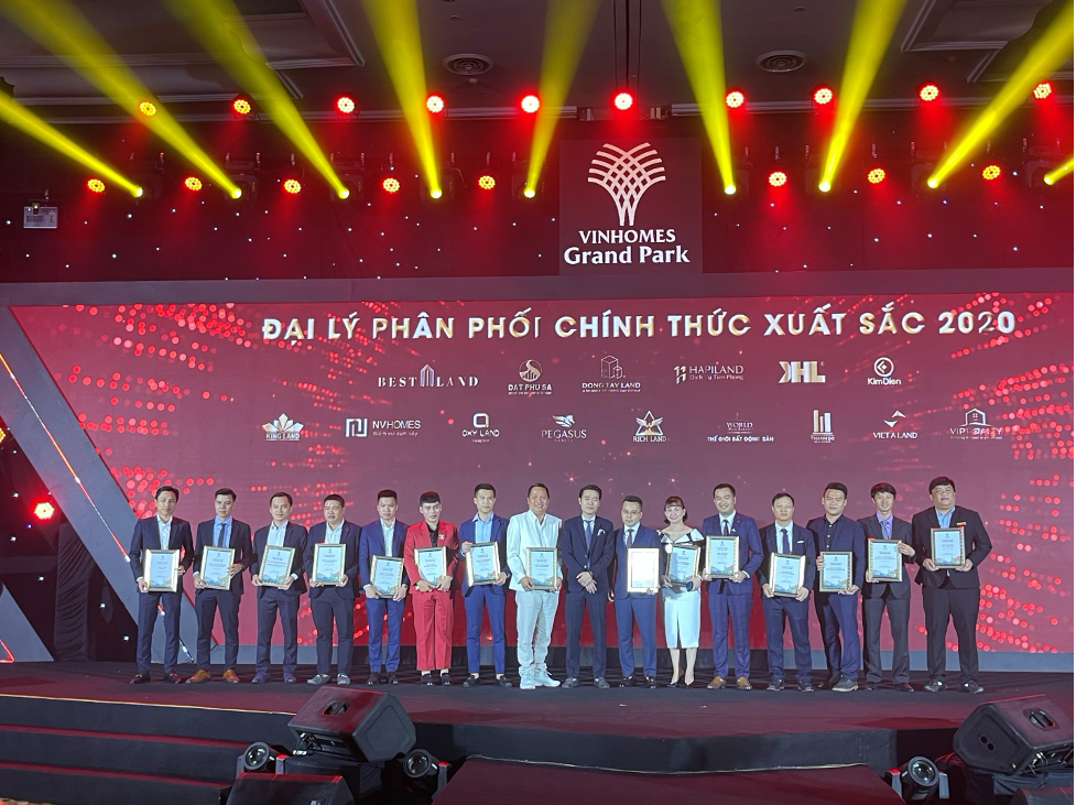 Vinhomes vinh danh Việt Á Land và những đại lý phân phối chính thức xuất sắc 2020