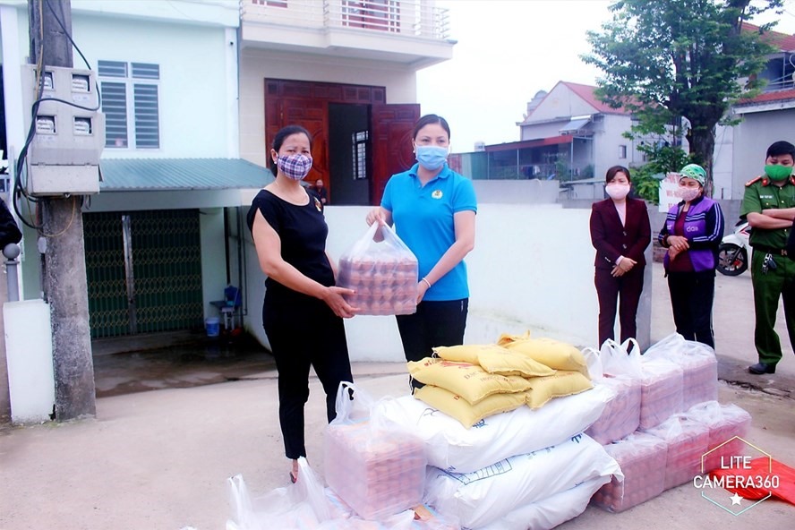 Công đoàn Viên chức tỉnh Quảng Ninh trao trứng gà Tân An và gạo cho người lao động huyện làm việc trong khu công nghiệp Hải Hà. Ảnh: Thanh Hằng