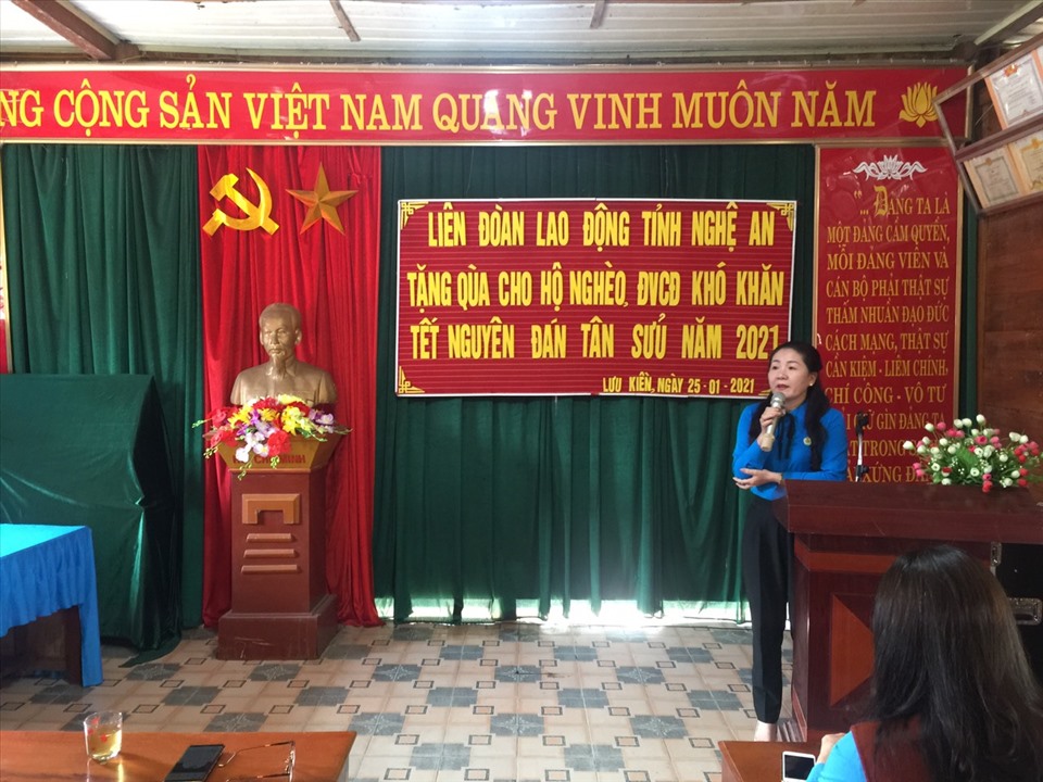 Đồng chí Nguyễn Thị Thu Nhi trao quà cho các đoàn viên có hoàn cảnh khó khăn tại xã Lưu Kiền, huyện Tương Dương. Ảnh: T.T