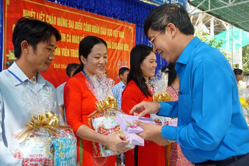 Chủ tịch Công đoàn Giáo dục Việt Nam trao quà cho giáo viên Đất Mũi, Cà Mau (ảnh Nhật Hồ)
