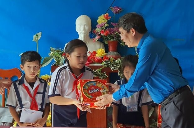 Đồng chí Vũ Minh Đức, Chủ tịch Công đoàn Giáo dục Việt Nam trao quà cho học sinh Đất Mũi, tỉnh Cà Mau (ảnh Nhật Hồ)