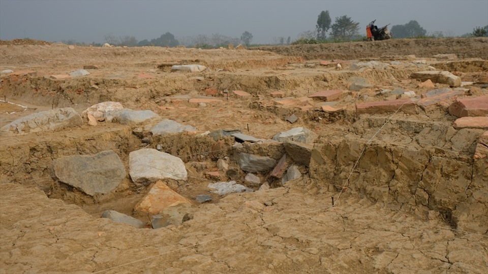 Sau cuộc khảo cổ trên diện tích , các vật liệu kiến trúc qua các thời được phát hiện.