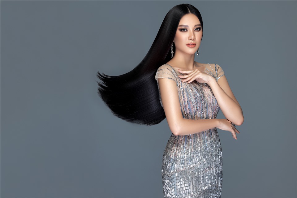 Ở bộ ảnh lần này, Á hậu Kim Duyên diện đồ dạ hội, kết hợp nhiều layout tóc khác nhau.