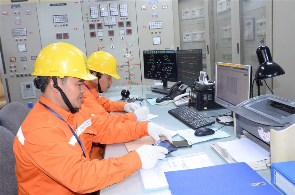 Cán bộ, nhân viên Tổng Công ty Điện lực Hà Nội trực vận hành cung cấp điện phục vụ Đại hội Đảng toàn quốc lần thứ XIII. Ảnh: Đắc Cường