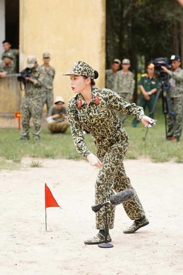 Hoa hậu Việt Nam 2014 Kỳ Duyên sau khi tham gia “Sao nhập ngũ” đã khiến nhiều người hâm mộ bất ngờ vì cô nàng vừa giỏi giang lại cực kỳ cá tính đặc biệt là nhanh chóng thích nghi với môi trường quân đội.