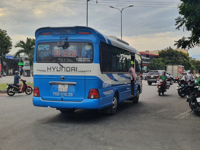 Tuyến xe buýt liền kề Đà Nẵng - Huế luôn trong tình trạng vắng khách do “xe ké“, xe chở khách trá hình lộng hành. Ảnh: PV.