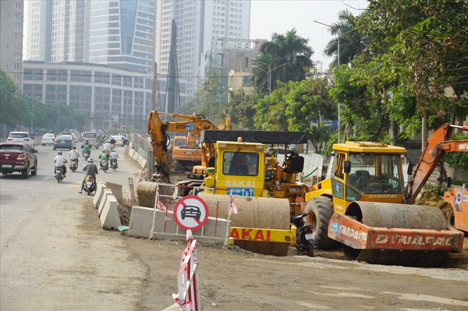 Nhiều máy móc được huy động để thi công dự án nâng cấp đường Nguyễn Hữu Cảnh.  Ảnh: Minh Quân