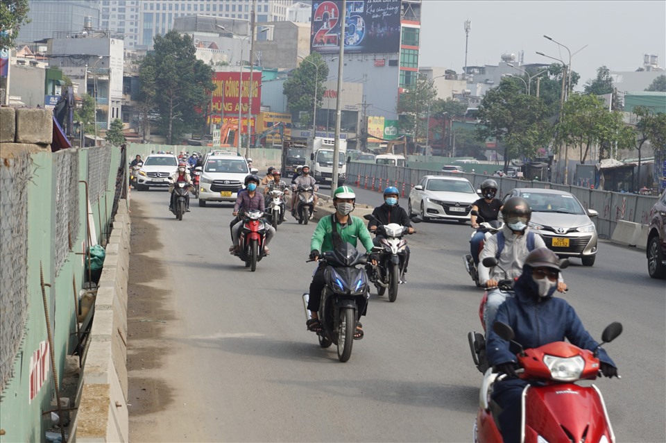 Một đoạn đường Nguyễn Hữu Cảnh đã được nâng nền xong.  Ảnh: Minh Quân