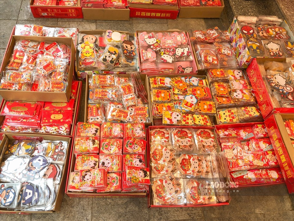 Ghi nhận của PV Báo Lao Động tại phố Hàng Mã, không khí Tết hiện hữu rõ rệt. Nhiều loại lì xì với đủ mẫu mã được trưng bày để thu hút người mua.