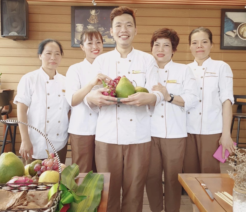 Anh Lương Việt Hà (29 tuổi) và các đồng nghiệp tại khách sạn 5 sao Hà Nội. Ảnh: LH