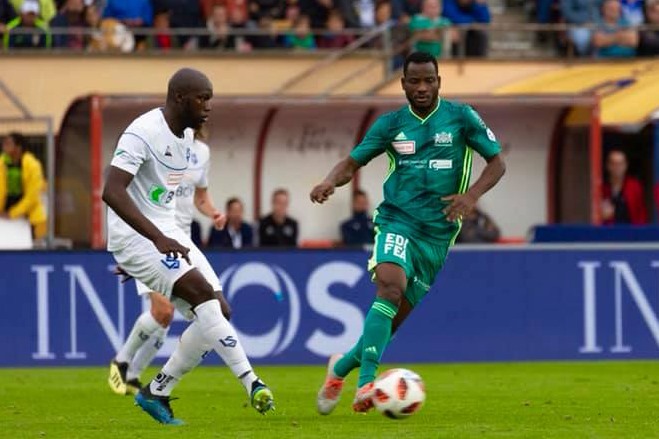 Oussou Konan (áo xanh) sẽ thi đấu cho Nam Định ở V.League 2021. Ảnh: FBNV