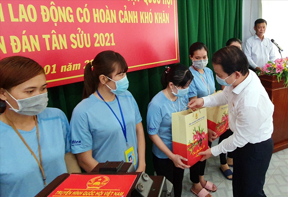 Đồng chí Hoàng Thanh Tùng, Ủy viên Thường vụ Quốc hội, Chủ nhiệm Ủy ban Pháp luật của Quốc hội tặng quà cho công nhân có hoàn cảnh khó khăn tại tỉnh Sóc Trăng.
