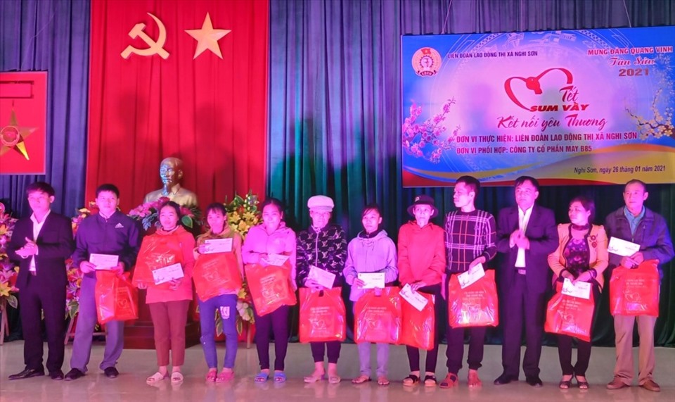 Đại diện lãnh đạo LĐLĐ tỉnh Thanh Hóa và UBND thị xã Nghi Sơn trao quà tết cho công nhân lao động gặp khó khăn. Ảnh: N.T