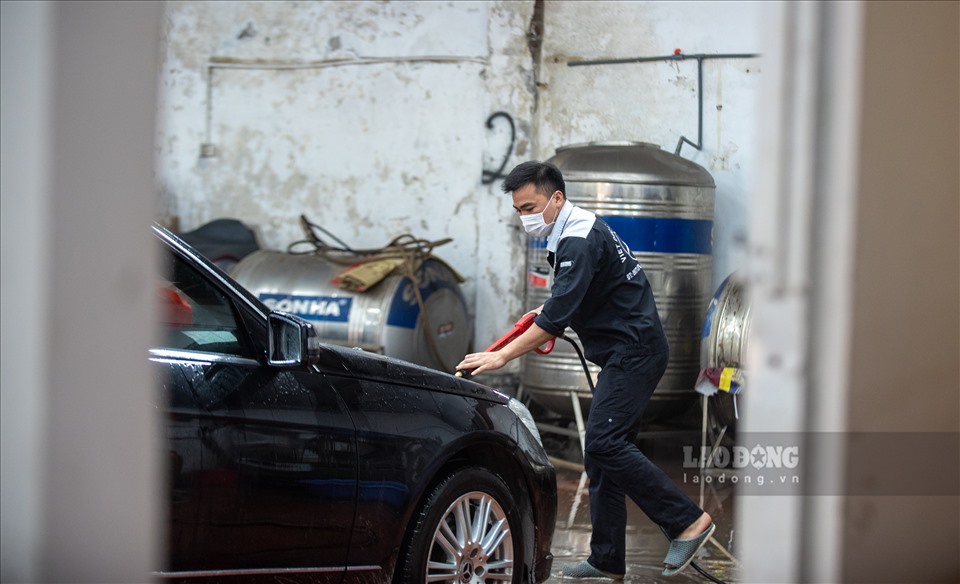 Theo anh Lê Đức Nguyên - chủ garage bảo dưỡng xe tại Lê Văn Lương, Hà Nội, những ngày giáp Tết lượng xe tới bảo dưỡng tăng đột biến khoảng 30% so với những ngày thông thường. Mỗi ngày garage tiếp nhận khoảng 20 xe đến làm sạch, đánh bóng.