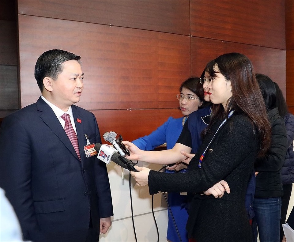 Đại biểu Lê Đức Thọ (Đoàn Đảng bộ Khối Doanh nghiệp Trung ương) trả lời phỏng vấn Báo chí bên lề Đại hội. Ảnh PV