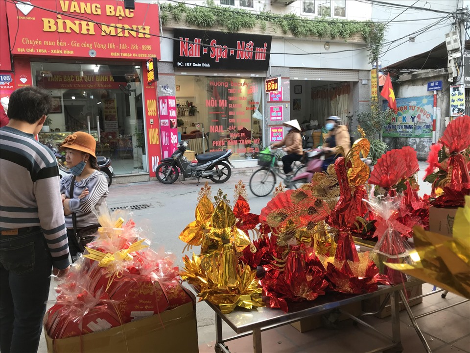 Những cửa hàng kinh doanh mứt Tết, bánh kẹo truyền thống tại Xuân Đỉnh rơi vào cảnh ế ẩm, lượng khách mua sụt giảm so với các năm trước.