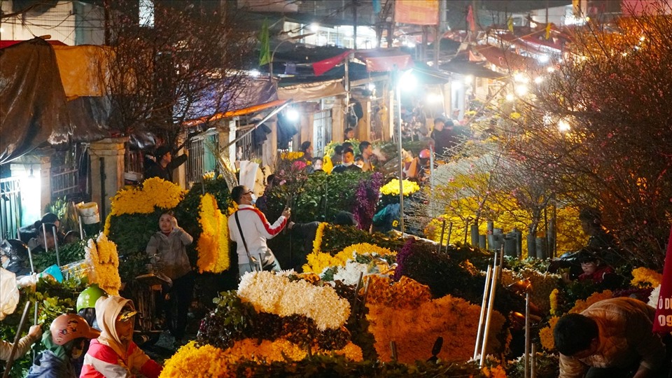 Hằng năm cứ vào những ngày cận Tết Nguyên đán, chợ hoa Quảng Bá (phường Yên Phụ, Tây Hồ, Hà Nội) lại tấp nập người mua bán và các loại hoa cũng đổ về nhiều hơn bình thường.