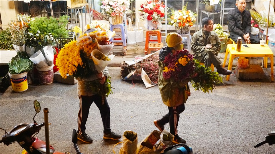 Người dân tới chợ hoa ai cũng ra về với sự hài lòng về những bó hoa đẹp nhất ưng ý nhất để thắp hương và trang hoàng ngà cửa dịp Tết Nguyên đán.