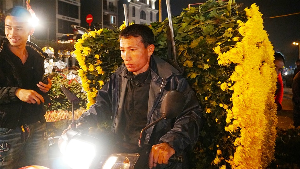 Nửa đêm, những chiếc xe thồ, xe máy liên tục chở hoa từ ngoại thành Hà Nội và Đà Lạt mới chuyển về để đáp ứng nhu cầu mua của khách hàng về cúng Rằm.