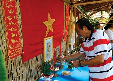 Trang trí bàn thờ Tổ quốc tại Bạc Liêu (ảnh tư liệu Nhật Hồ)