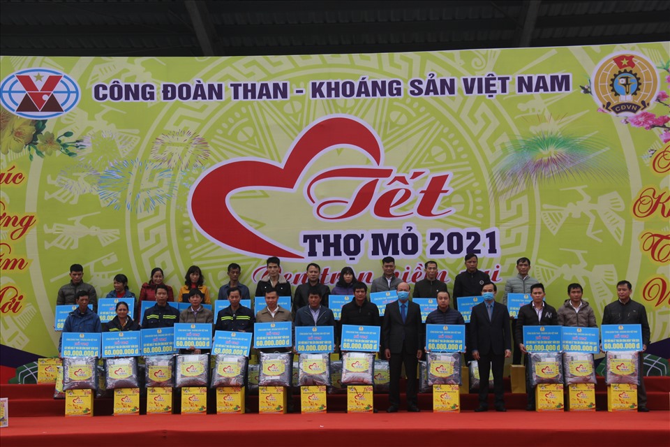 Lãnh đạo Tập đoàn Than khoáng sản Việt Nam tặng quà, chúc mừng CNVCLĐ được bàn giao nhà ở “Mái ấm công đoàn” trong năm 2020. Ảnh: T.N.D