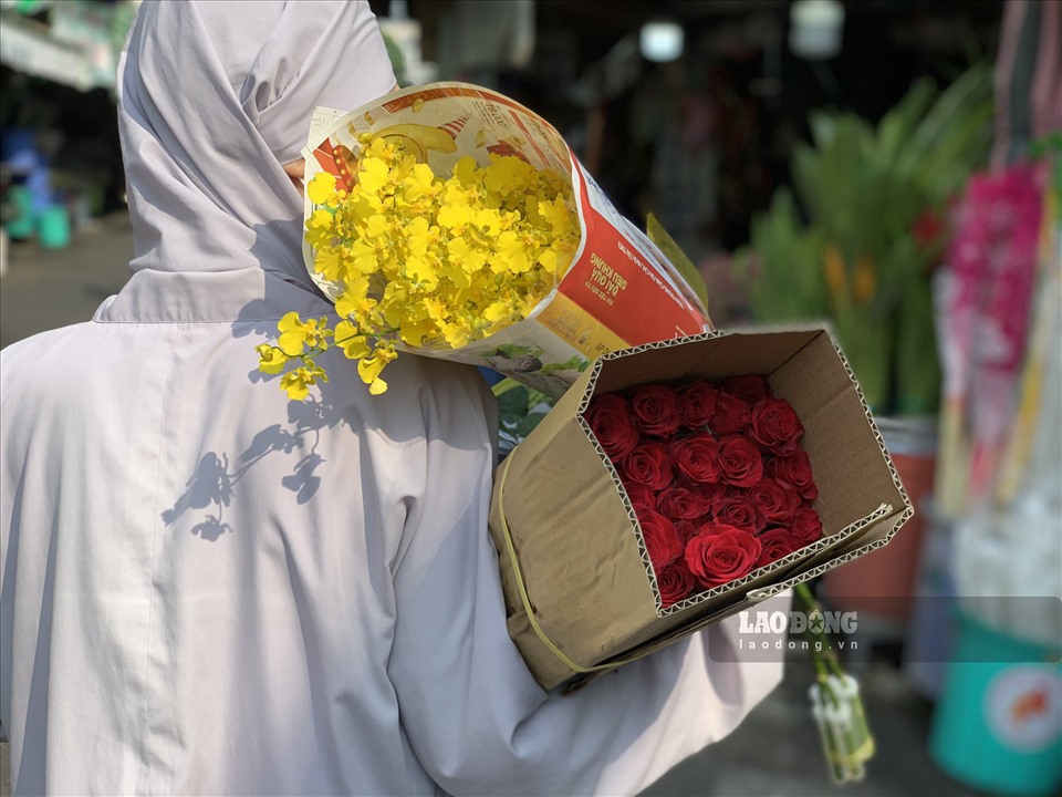 Năm nay, hoa về các chợ đầu mối khá đa dạng với đủ chủng loại được bày bán. Ngoài những mẫu hoa quen thuộc như hồng, cúc, ly,... còn có nhiều loại hoa nhập khách như thanh liễu, tulip, đào vàng,...