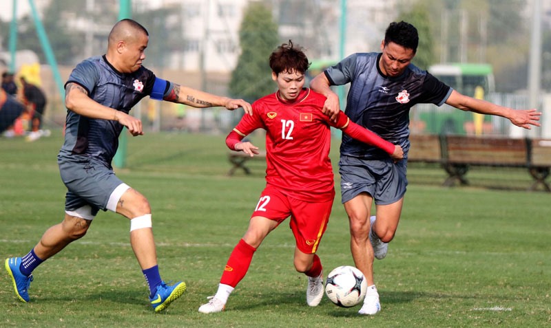 Các cầu thủ đội tuyển nữ Việt Nam chơi tự tin trước các cầu thủ nam. Ảnh: VFF