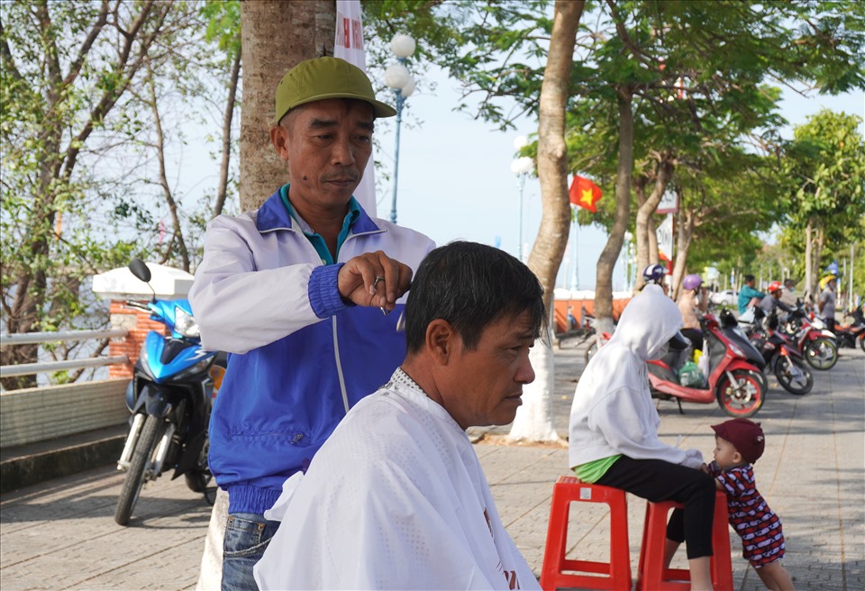 Nhiều người đến cắt tóc miễn phí tại chợ tết nhân đạo. Ảnh: PV
