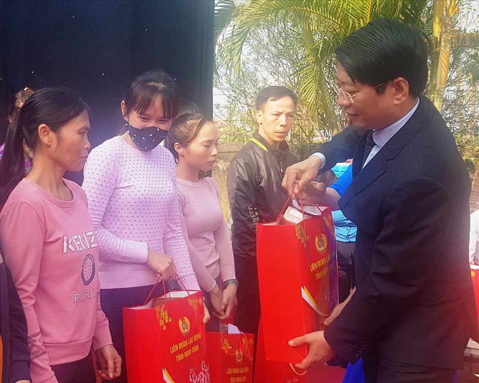 Ông Trần Song Tùng, Phó chủ tịch UBND tỉnh Ninh Bình trao quà cho CNLĐ. Ảnh: NT