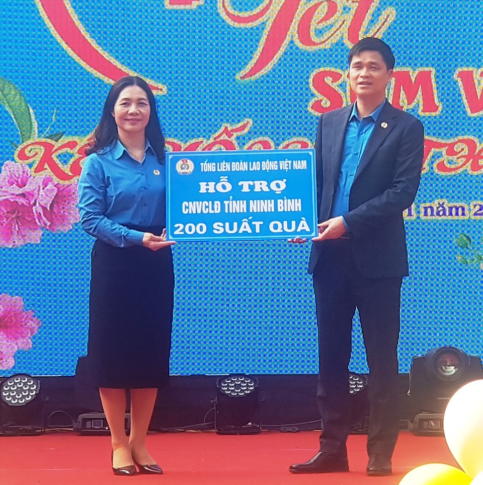 LĐLĐ tỉnh Ninh Bình tiếp nhận 200 suất quà từ Tổng LĐLĐ Việt Nam để trao cho CNLĐ. Ảnh: NT