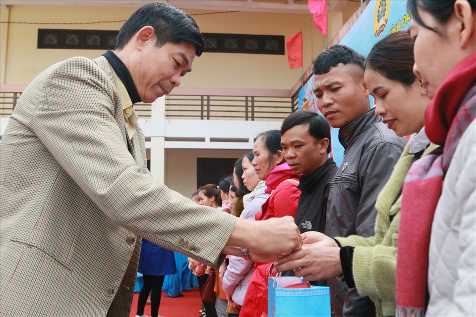 Ông Dương Quang Nam - Phó Trưởng Ban Dân vận Tỉnh uỷ Đắk Lắk trao quà tận tay NLĐ. Ảnh: Bảo Trung