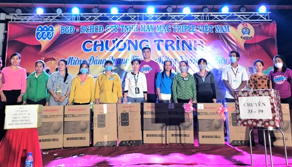 Công nhân Công ty May mặc Triple Việt Nam nhận quà bốc thăm trúng thưởng trong chương trình “Mừng Đảng quang vinh – Mừng xuân Tân sửu” do Ban giám đốc và Công đoàn công ty tổ chức. Ảnh Đức Long