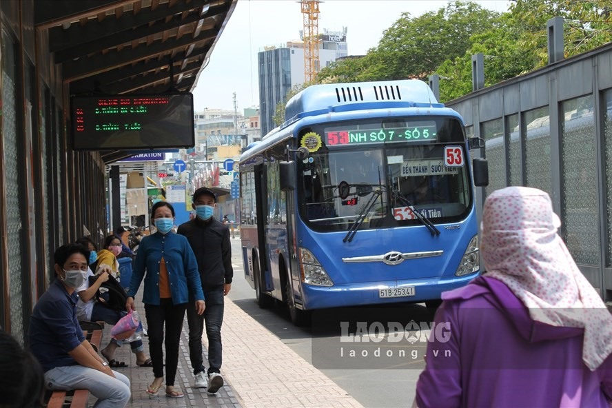 Trong dịp Tết Nguyên đán Tân Sửu 2021 sắp tới, ngành vận tải hành khách công cộng TPHCM sẽ duy trì hệ thống xe buýt hoạt động liên tục để phục vụ người dân. Ảnh minh họa: Chân Phúc