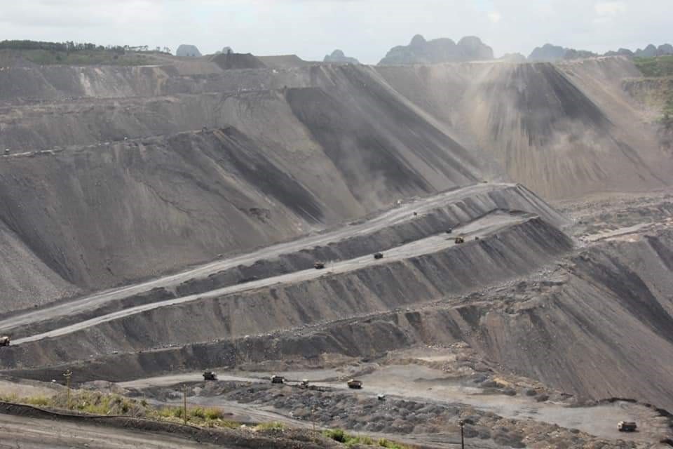 Cung đường vận chuyển than của một mỏ khai thác lộ thiên ở TP.Hạ Long. Ảnh: Nguyễn Hùng