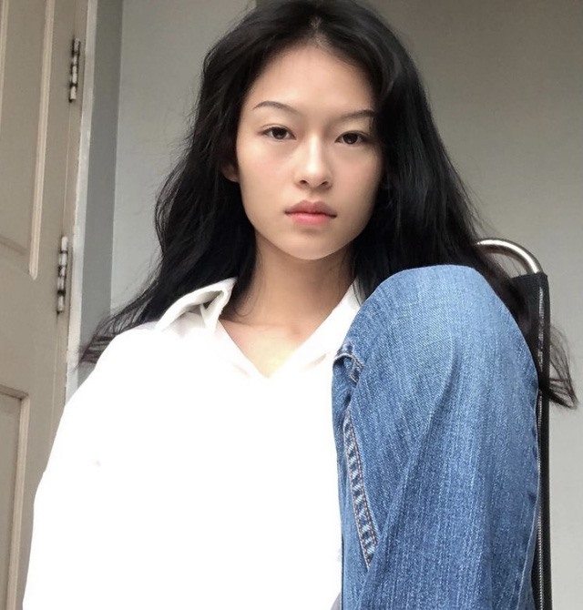 Minh Hà tên đầy đủ là Nguyễn Minh Hà, sinh năm 1999, hiện cô đang là mẫu ảnh tự do ở Hà Nội. Cô là nữ chính trong MV mới của Erik - Anh luôn là lý do, nhờ đó cô được công chúng quan tâm nhiều hơn.
