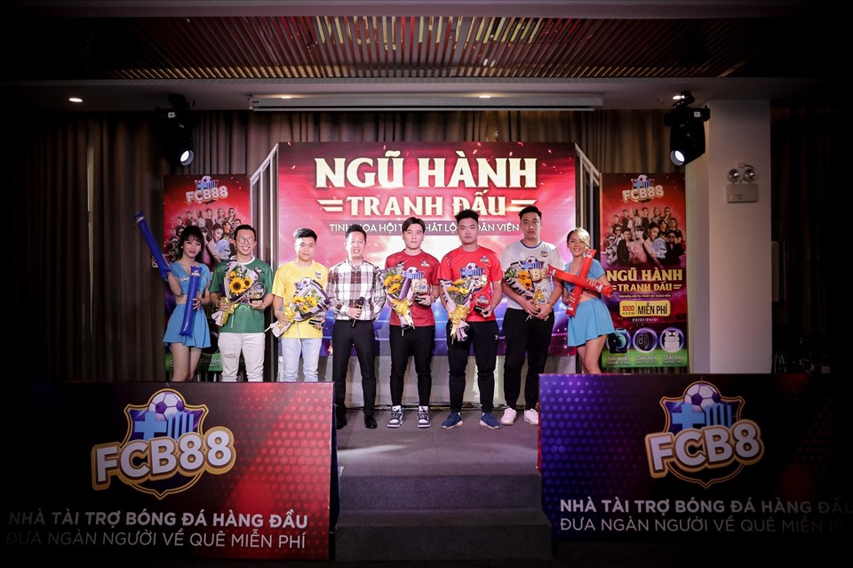 MC Việt Khuê chụp hình cùng 5 gamer nổi tiếng: Tapi Tuấn Anh, Batigol, Đức Anh, Quân Bi, Quang Barca.