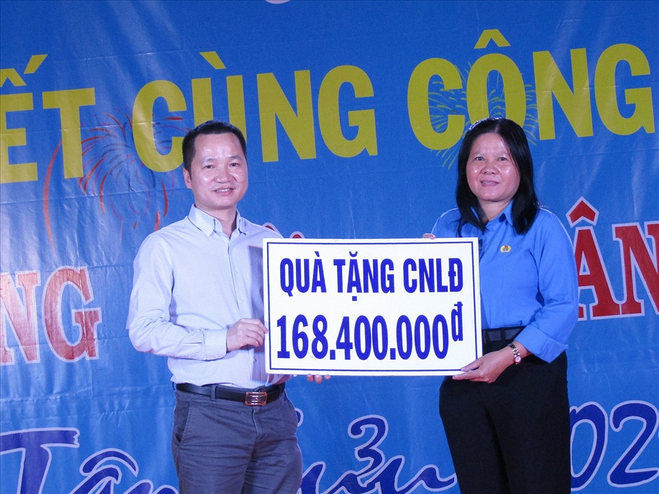 Đại diện lãnh đạo Công ty TNHH Phát triển KCN Long Giang tặng 168.400.000 đồng quà tặng cho công nhân.