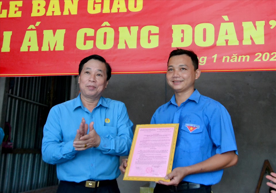 Trao quyết định Mái ấm Công đoàn cho đoàn viên Nguyễn Văn Phì. Ảnh: Lục Tùng
