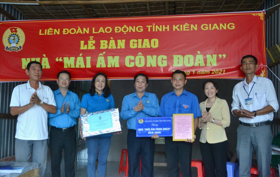 Lãnh đạo địa phương, Trường Phổ thông Trung học huyện Kiên Lương đến chia vui cùng Mái ấm Công đoàn dịp Tết Sum vầy năm 2021. Ảnh: Lục Tùng