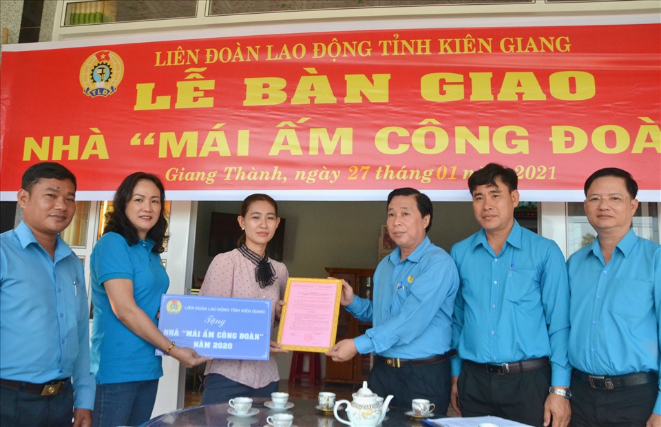 Trao Mái ấm Công đoàn cho đoàn viên Nguyễn Thị Kiều Phượng. Ảnh: Lục Tùng