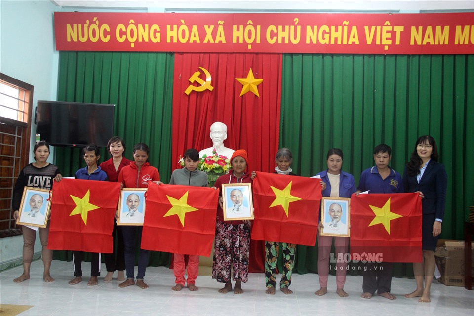 LĐLĐ tỉnh và Vietinbank Bình Định đã trao tặng 54 suất quà cho 54 hộ dân của thôn 6. Ảnh: N.T