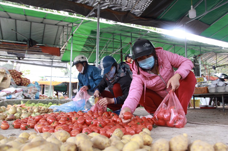 Bà Trần Thị Lan - một chủ sạp rau củ quả cho biết: “Vào ngày rằm, ngày mùng một, lượng rau củ quả bán ra nhiều hơn so với ngày thường do nhu cầu người tiêu dùng tăng, mua về nấu cỗ.”