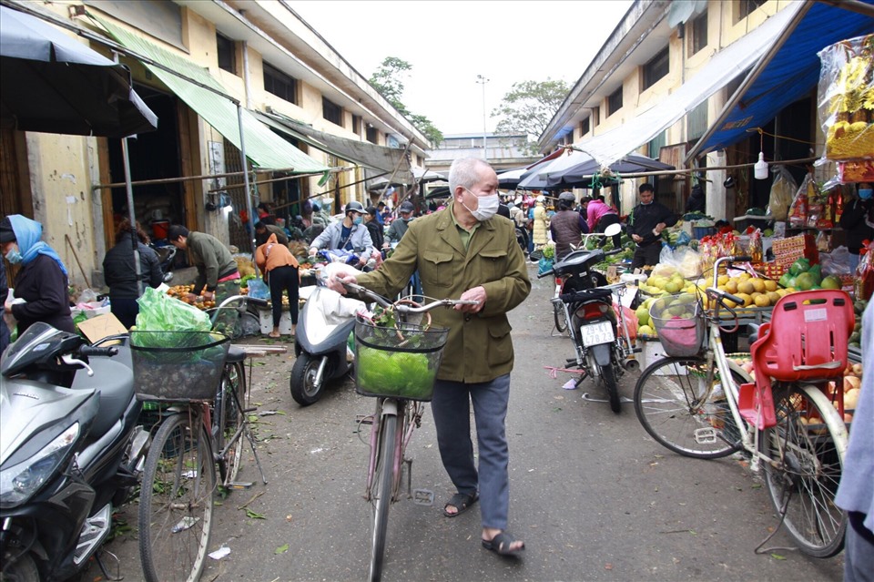 Rất nhiều người dân đi chợ từ sáng sớm để mua được hàng tươi ngon nhất.