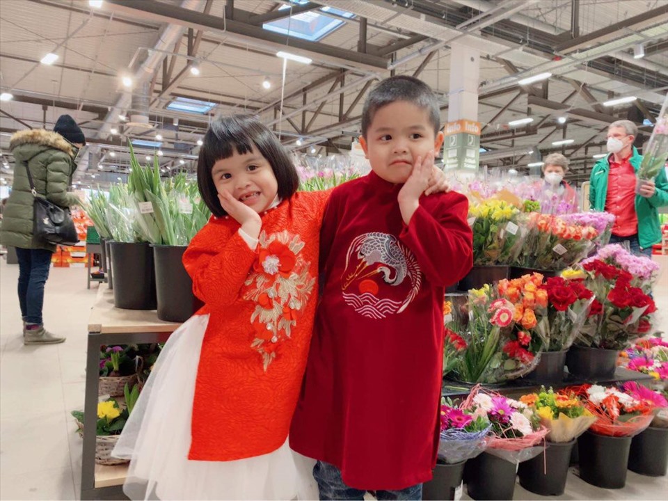 Hai anh em xúng xính áo dài đi mua hoa Tết cùng mẹ ở siêu thị Globus gần nhà. Ảnh: Nhân vật cung cấp